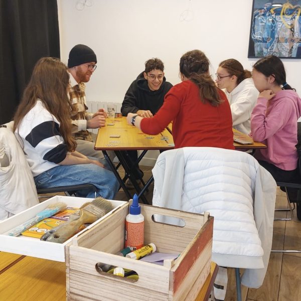 activité jeux de société avec les jeunes du club ado de Place D à Melun