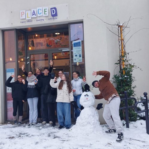 les jeunes du club ados qui jouent dans la neige devant place D